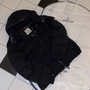Moncler montgenevre - Säljer denna sällsynta moncler jackan i nyskick~ aldrig använd~ stlk 2 motvarar en m~ du får även med den klassiska moncler dustbagen samt trianglen~ vid funderingar skriv🫡