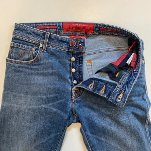Blåa Jacob Cohen jeans 688 31 - Blåa Jacob Cohen jeans //  Mycket bra skick //  Modell 688 // storlek 31  Mått Längd 108cm Midjebredd 38cm Benöppning 17,5cm Skriv vid minsta fråga eller fundering💯🤝