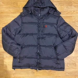 Ralph Lauren jacka / Polo jacka  - Ralph Lauren jacka 💕  Storlek : M  Färg : Svart                                                                           . Jackan är för Herr Vid snabb affär så går det att gå ner i pris 💞  Använd bara 1 gång.    Om du är intresserad så är det bara att skriva 💕💕