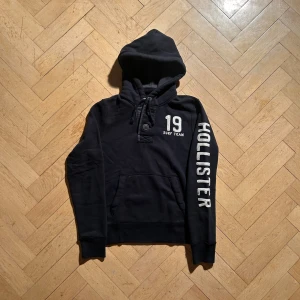 Hollister button-up hoodie - Grå hoodie från Hollister med knappar