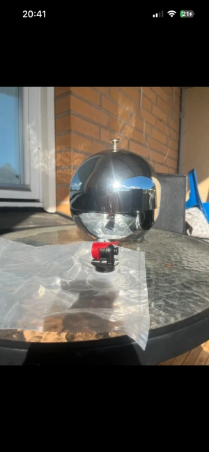 LABOUL Bag-in-Box Wijnhouder - Stilren LABOUL Bag-in-Box-hållare i silver för vin, juice eller cocktails. Rymmer upp till 3L BiB-påsar. Snygg design, perfekt för fester och middagar. Produkten är ny skick och levereras med originalförpackning.