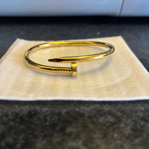  guldarmband  - Hejsan! Säljer 6 st spik guldarmband. Helt nya allihoppa och blir perfekta presenter eller bara smycke till sig själv!