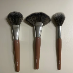 CAIA sminkborstar - Tre sminkborstar från CAIA, kan vara använda någon gång men har annars bara legat bland mina andra borstar. De är rengjorda. Nypris för borstarna 745. Perfekt julklapp eller present.