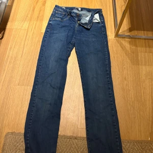 Blå jeans från Valerie Blue Accord - Snygga blå jeans från Valerie Blue Accord med klassisk femficksdesign och kontrastsömmar. Jeansen har rak passform och normal midja, perfekta till en avslappnad stil. Tillverkade i mjukt denimtyg för skön känsla hela dagen.