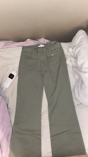 Gröna raka byxor med fickor - Snygga ett par gröna jeans med raka/utsvängda ben och två coola framfickor då de var lite för korta på mig som är 174