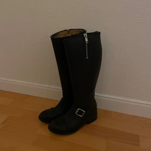 Stövlar  - Säljer mina fina stövlar från Urban Projekt (modellen Harley) i äkta läder, som är i ett bra skick! Superfina till hösten och ett bra material som håller länge🫶🏼 Nypris ca 2000 kr  Skickas i originalförpackningen!