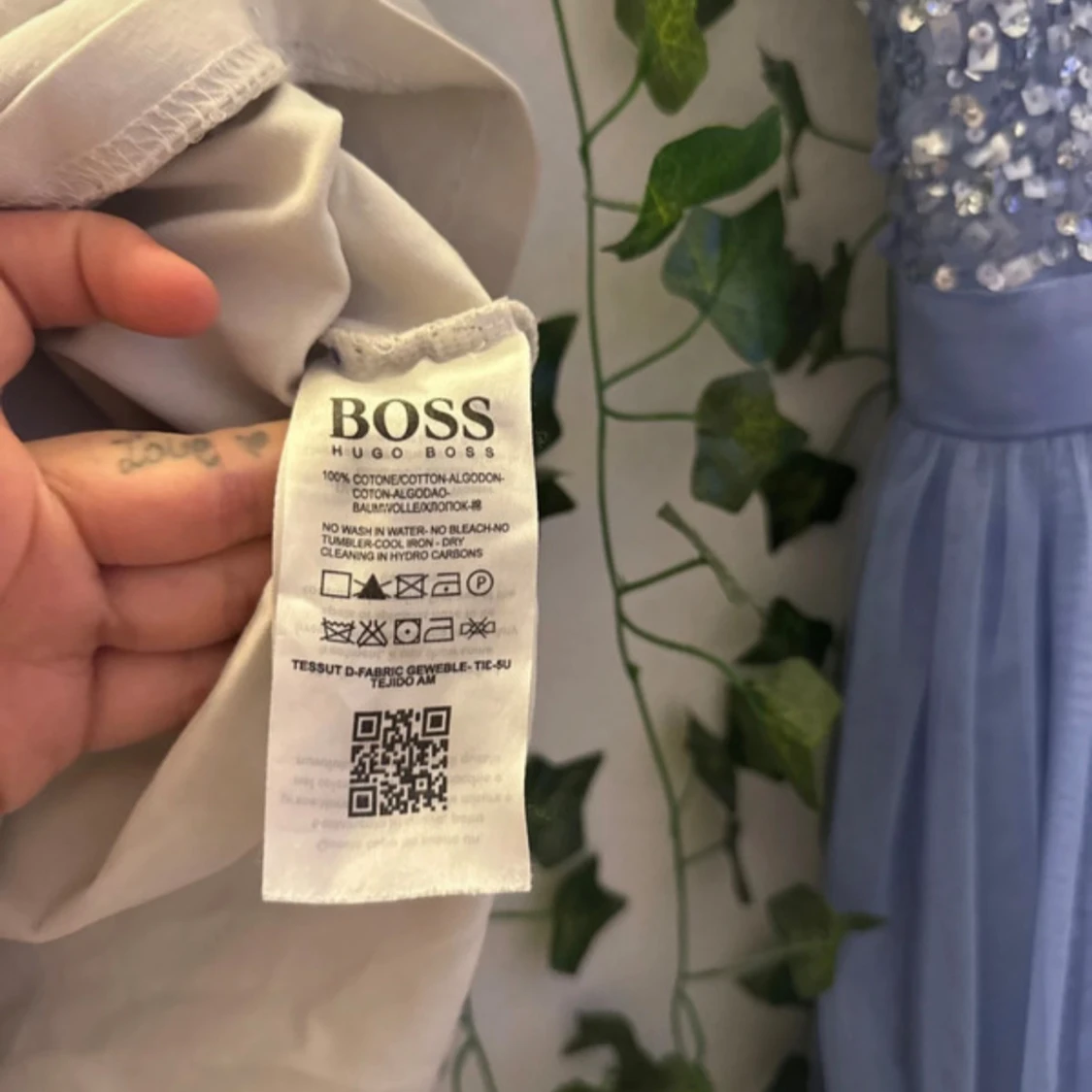 Vit t-shirt från Hugo Boss med guldtryck - 2