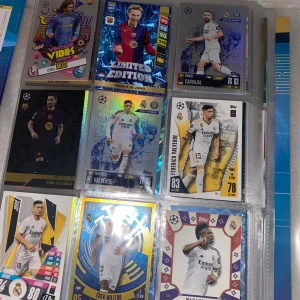 Match Attax - Fotbollskortsamling - En cool samling Match Attax-fotbollskort med stjärnor från klubbar som Real Madrid och Barcelona. Perfekt för dig som älskar fotboll, samlar på kort eller vill byta med vänner. Flera limited edition och specialkort ingår – ett måste för unga fotbollsfans!