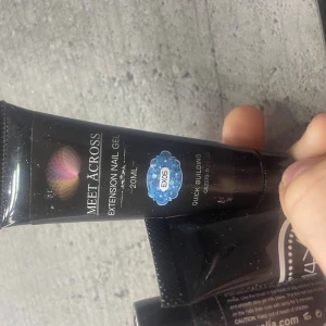 Svarta tuber med nagelgel och stamping gel - Fyra svarta tuber med nagelgel och stamping gel från Meet Across, Coscelia och N4Y. Tubernas innehåll är för nagelförlängning och nail art, med volymer på 10-20 ml. Materialet är gel och tuberna har stilren svart design med vita detaljer.