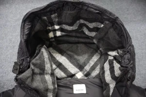 Byrberry puffer jacka M - Säljer en svart pufferjacka från Burberry med ikonisk rutig huva i grått och vitt. Jackan har dragkedja och knappar framtill, två sidofickor med dragkedja och en snygg Burberry-logga på ärmen. Perfekt för kalla dagar med sin fluffiga och varma design. Och den går att göra till väst