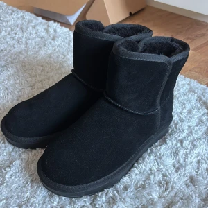 Svarta uggs - Svarta uggs från din sko model pace. Aldrig använda då dem är för små för mig! Håller värmen jättebra, vattentäta och väldigt enkla att ta på sig! Då jag hade likadan förra året.