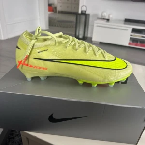 Nike Zoom Vapor 16 Elite AG-Pro fotbollsskor - Helt nya aldrig använda i box, nypris 3100 (kostar fortfarande det på de flesta sidorna)