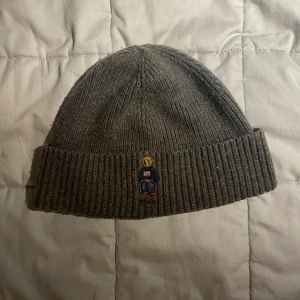 Ralph Lauren mössa - Skön och varm mössa perfekt till vintern 60% bomull, 40% nylon Hör gärna av er om ni funderar över något!