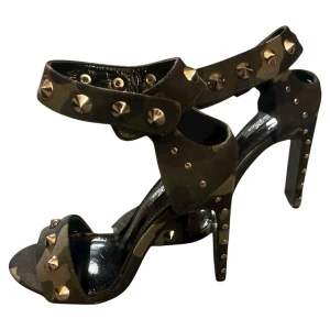 Klackskor med nitar och camo mönster❤️ - Så himla fina klack skor som tyvärr inte passar mig💔med nitar och militär/camo mönster på❤️ de är oanvända 