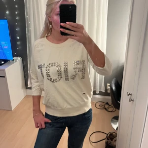 Tröja - Cool tröja med slitningar från guess