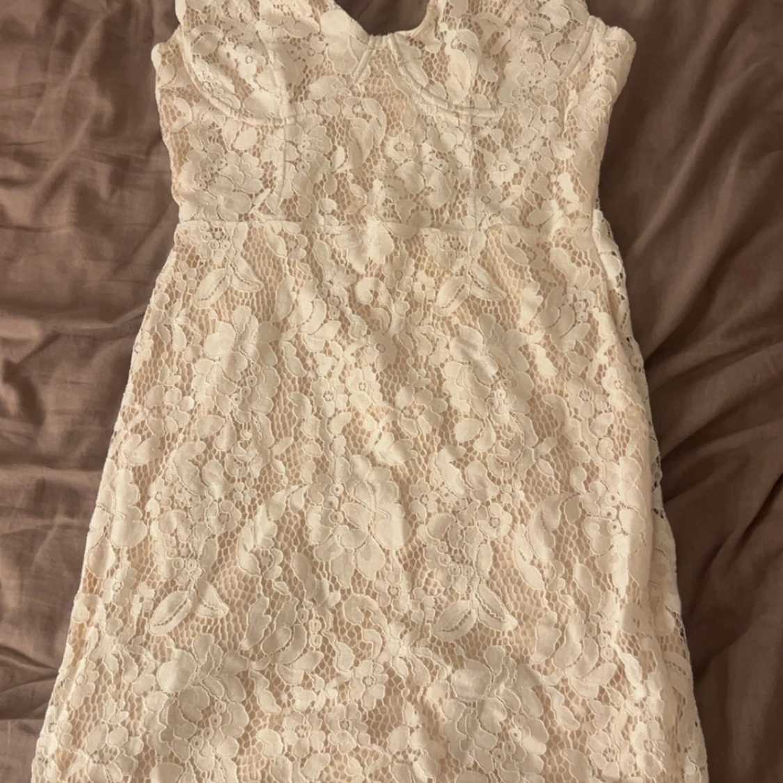 Vit spetsklänning med blommönster