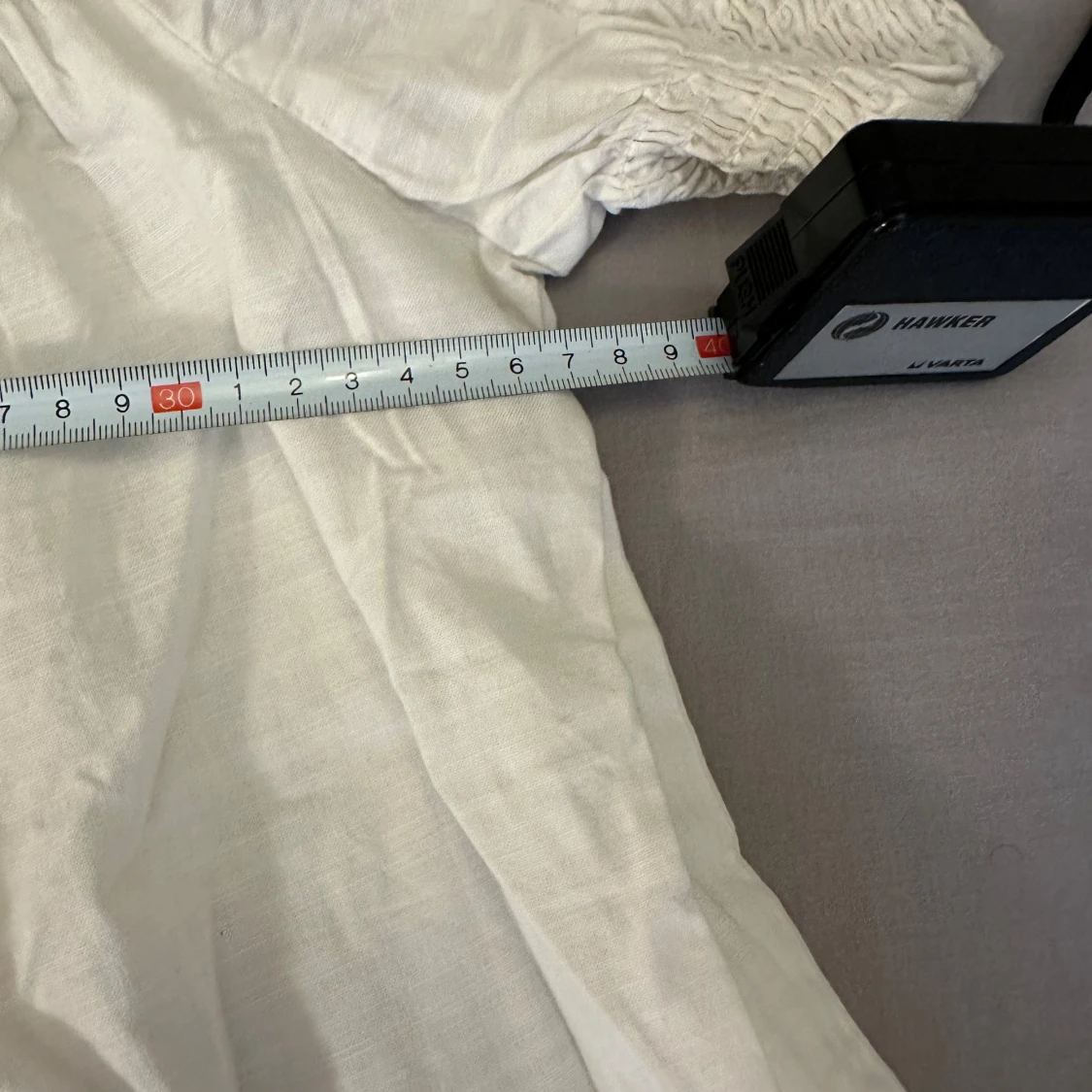 Vit blus med puffärmar och knyt - 2