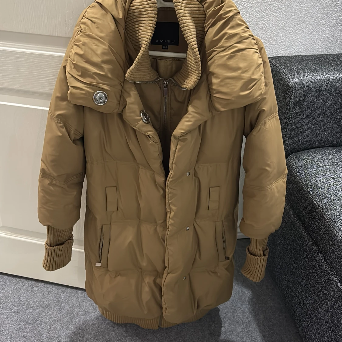 Beige pufferjacka från Amisu med bälte