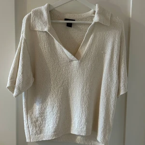 Tröja - Kortärmad tröja urringad i vit/cream storlek M men passar S också. Andra bilden kan man se att en tråd lossnat går att lösa o ta bort. 