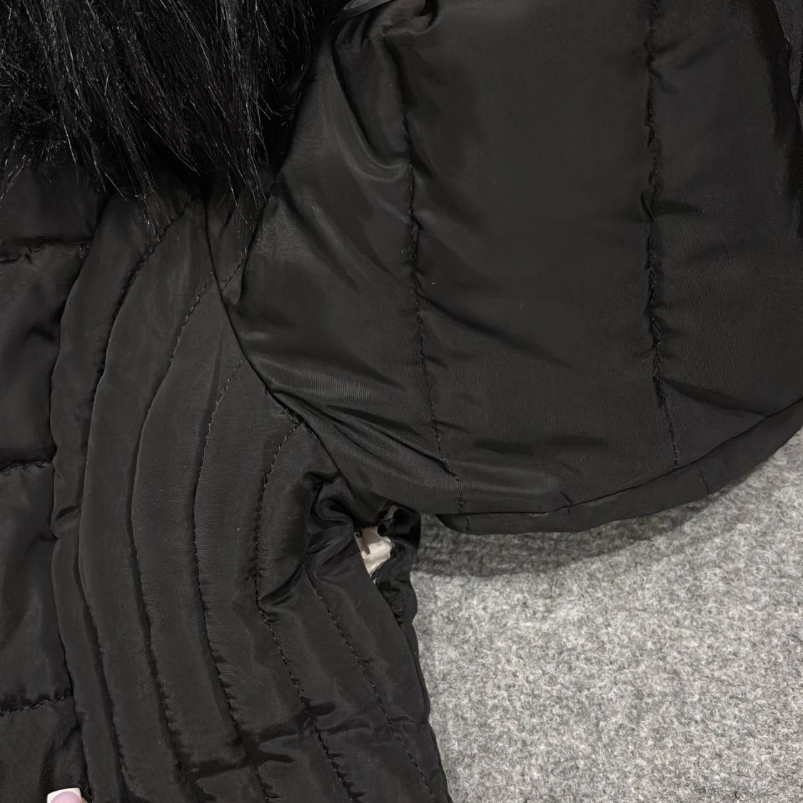 Svart pufferjacka med fuskpäls från Rocobarocco - 4