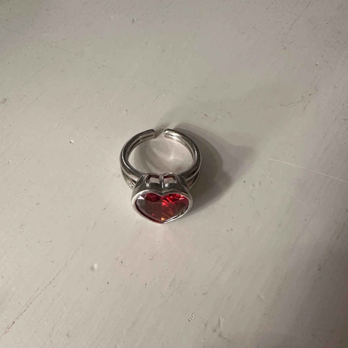 Silverring med röd hjärtformad sten