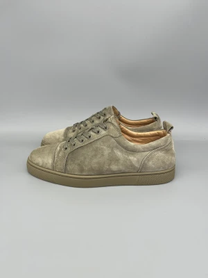 Christian Louboutin Louis Junior Sneaker Olive Grön - • The shoes have been gently used and are in really good condition  • Size: 40.5 (fits 41–41.5)  • Color: Olive Green / Khaki  • Retail price: 9500 SEK / 795€  • No accessories