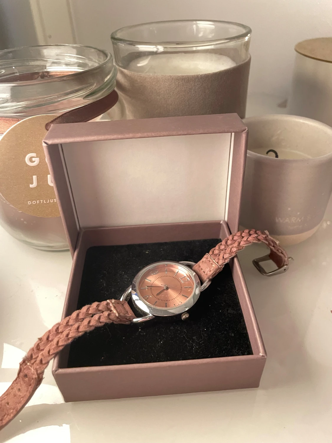 Klocka med flätat rosa skinnarmband - 3
