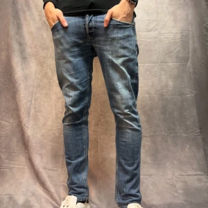 Dondup George Jeans | W32 - Sjukt feta dondup George jeans | Mest eftertraktade modellen på marknaden | Size w32 | Skick 8,5/10 | Modellen på bilden är 182, 73kg  📦 | Frakt sker samma dag som vid köp (lite beroende på tid) 