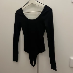 Svart body  - Helt ny svart body från new yorker. Är stretchig i tyget, har string och är djup i ryggen ❣️❣️ skriv priv för bild på, ge prisförslag 