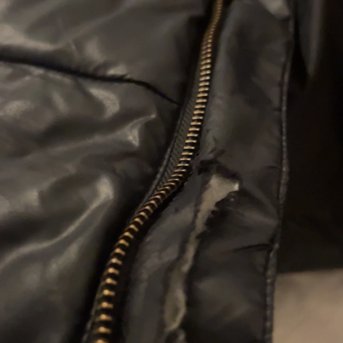 Svart dunväst från Hugo med huva - 3