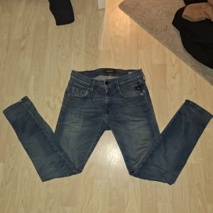 Replay Anbass blå jeans - Säljer ett par snygga Replay Anbass jeans i klassisk blå tvätt med lätt slitning. Storlek 30/30 men passar 30/32‼️ Hör gärna av er vid frågor eller prisförslag🙌🏼