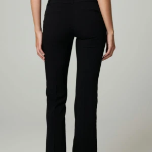 Svarta kostymbyxor från Bik Bok - Snygga svarta kostymbyxor från Bik Bok med klassisk rak passform. Byxorna har diskreta fickor och stängs med dragkedja och knapp. Perfekta för en clean och stilren look, passar till sneakers eller boots.