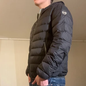 Colmar jacka  - Hej! Säljer nu min jacka, från märket Colmar storlek S. Bra skick, modellen är 184cm och väger 74kg. Tveka inte på att höra av dig om du har frågor eller funderingar kring jackan!