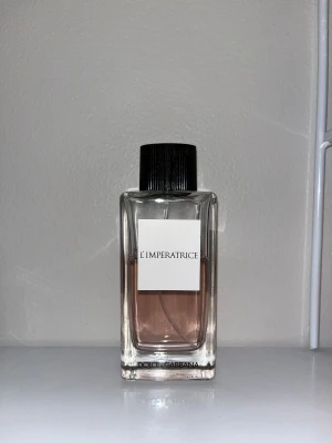 Dolce & Gabbana L'Imperatrice parfym - I Dolce&Gabbana L'Imperatrice blandas exotiska frukter, såsom vattenmelon, i en perfekt alkemi med sensuella blomnoter av cyklamen och ljusa träslag för att skapa en doft som är saftig, ljus och glädjefylld.  Skulle gissa på att Parfymen har kvar 70/75ml kvar av 100ml, då det är mer än hälften kvar. 