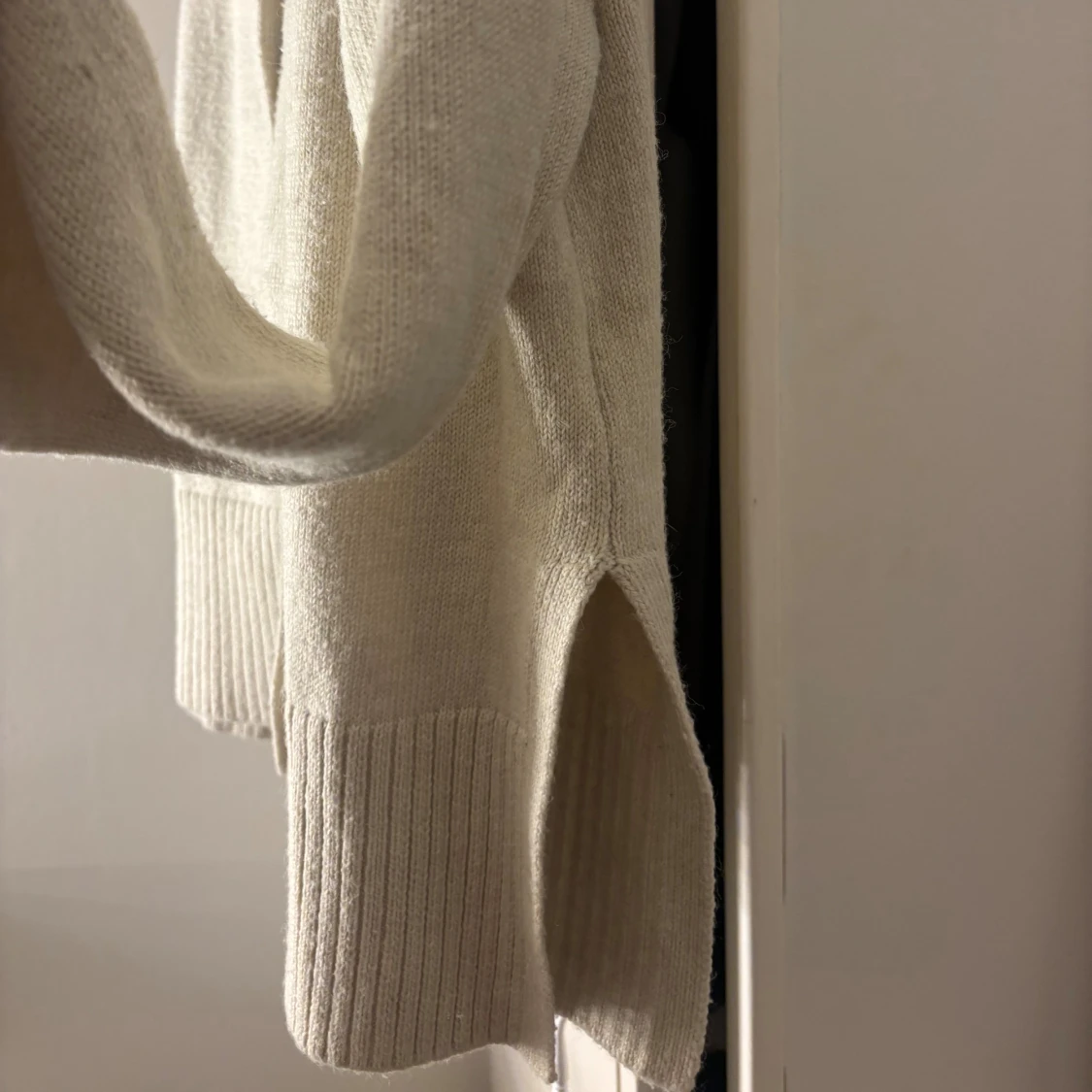 Beige kofta med v-ringning och knappar - 2