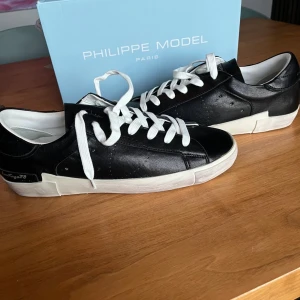 Svarta Philippe Model sneakers - Säljer dessa alldeles nya Philippe model skor i storlek 45, aldrig använda, säljer då de inte är min storlek, inget kvitto, skriv vid fundering eller önskemål om fler foton.