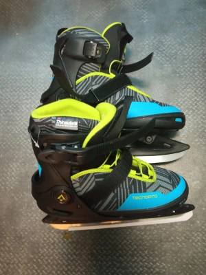 Tecnopro Flash justerbara skridskor 37-40 - Säljer ett par Tecnopro Flash justerbara skridskor med Thinsulate-foder. Snygg design i svart, grått och blått med limegröna detaljer. Mönstrad ovandel, robust plastskal och stålblad. Perfekt för dig som vill ha både stil och funktion på isen.