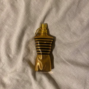 Jean Paul Gaultier Le male Elixir - Säljer nu min JPG elixir som har ungefär 60-65ml kvar i sig, lådan tillkommer inte