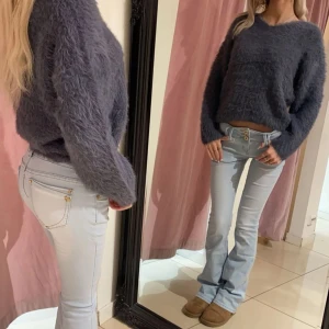 Ljusblå bootcut jeans  - Snygga ljusblå jeans med bootcut från Infiny Paris. Har sytt om lågmidjade och gjort så de  går att sjustera i midjan (inget som syns utanpå)