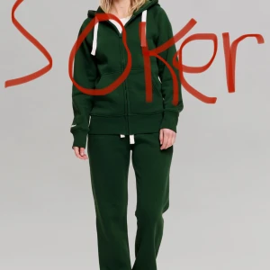 SÖKER mörkgrön zip hoodie - SÖKER mörkgrön zip hoodie, helst i storlek Xs eller S och Max 350kr. Hör av dig om du har 💚