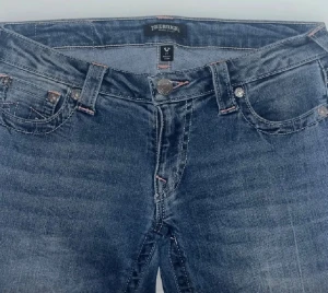 true religion jeans med ljusrosa detaljer 💕 - jättebra skick, w27 💕pris kan diskuteras vid snabb affär!