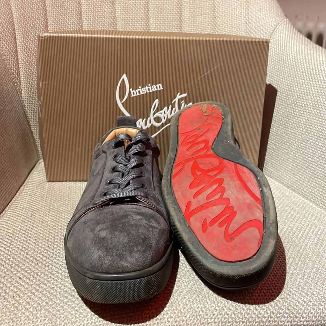 Gråa sneakers från Christian Louboutin