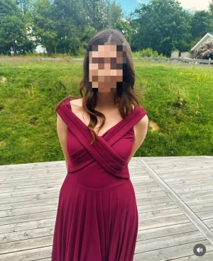 Vinröd långklänning - Säljer en vinröd långklänning med snygg omlott-design över bysten och breda axelband. Klänningen har en mjuk, flytande kjol och v-ringad hals. Perfekt för dig som vill ha en elegant och stilren look. Materialet känns lätt och bekvämt mot huden. Storlek 38/40🩷