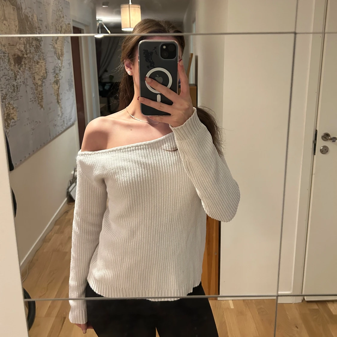 Vit ribbad offshoulder stickad tröja