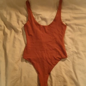 Rostbrun bikini från Bik Bok XS - Snygg rostbrun bikini från Bik Bok i storlek XS. Modellen har djup urringning och högt skurna ben, vilket ger en trendig siluett. Tillverkad i mjuk bomull med praktiska knappar i grenen för enkel användning. 