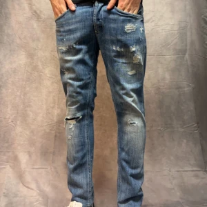 Dondup George Jeans | W33 (fits 32,31)  - Sjukt feta dondup George jeans! Mest eftertraktade modellen på marknaden | Slitningarna är original från deras fabrik | skick 8,5/10 inga synliga defekter | Modellen på bilden är 182, 73kg  📦 | Frakt sker samma dag som vid köp (lite beroende på tid) 