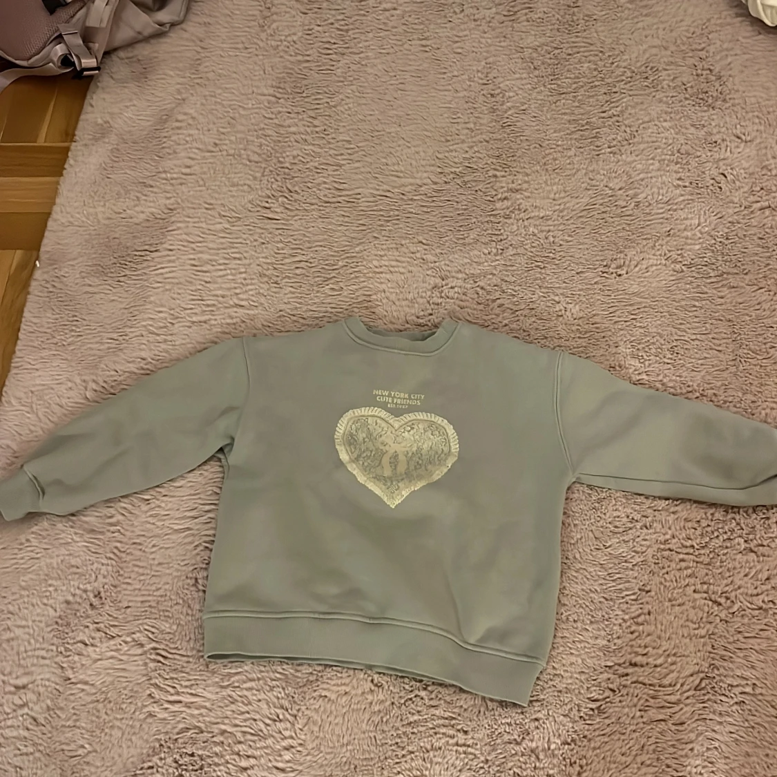 Grå/blå sweatshirt med hjärtmotiv