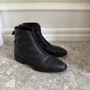 Svarta ridstövletter i skinn med dragkedja - Svarta CRW jodhpurs i storlek 37. Sparsamt använda.