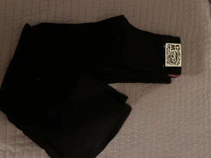 Svarta Cheap Monday flare jeans - Säljer ett par svarta Cheap Monday jeans med flare-ben och låg midja! Aldrig använda. Waist 27/28 lenght 30