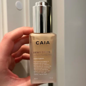 Caia dewy drops 2N (neutral) - Ca 80-90% kvar av flaskan. Fel nyans för mig. Pipetten har inte nuddat hud eller sminkredskap